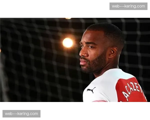 镜头聚焦：雷恩前锋在对方禁区内的无球跑动，为队友创造了关键任意球机会