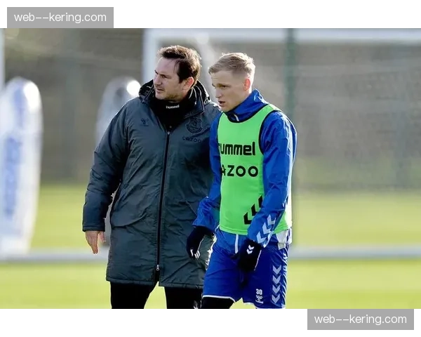 更衣室一幕:维拉球员围聚在数据屏幕前,查看本场跑动统计